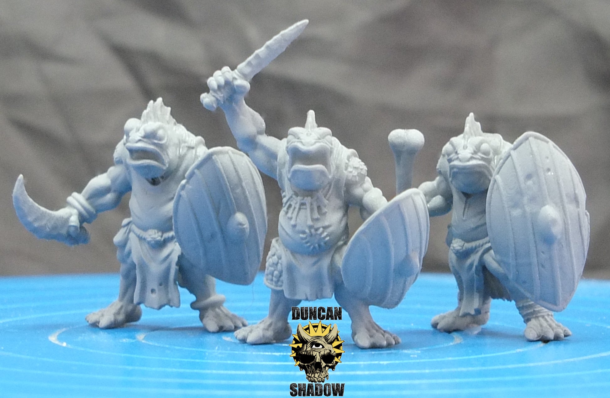 Pueblo pez Koa Toa con espadas y escudos | Sombra de Duncan | Compatible con Dragones y Mazmorras y Pathfinder