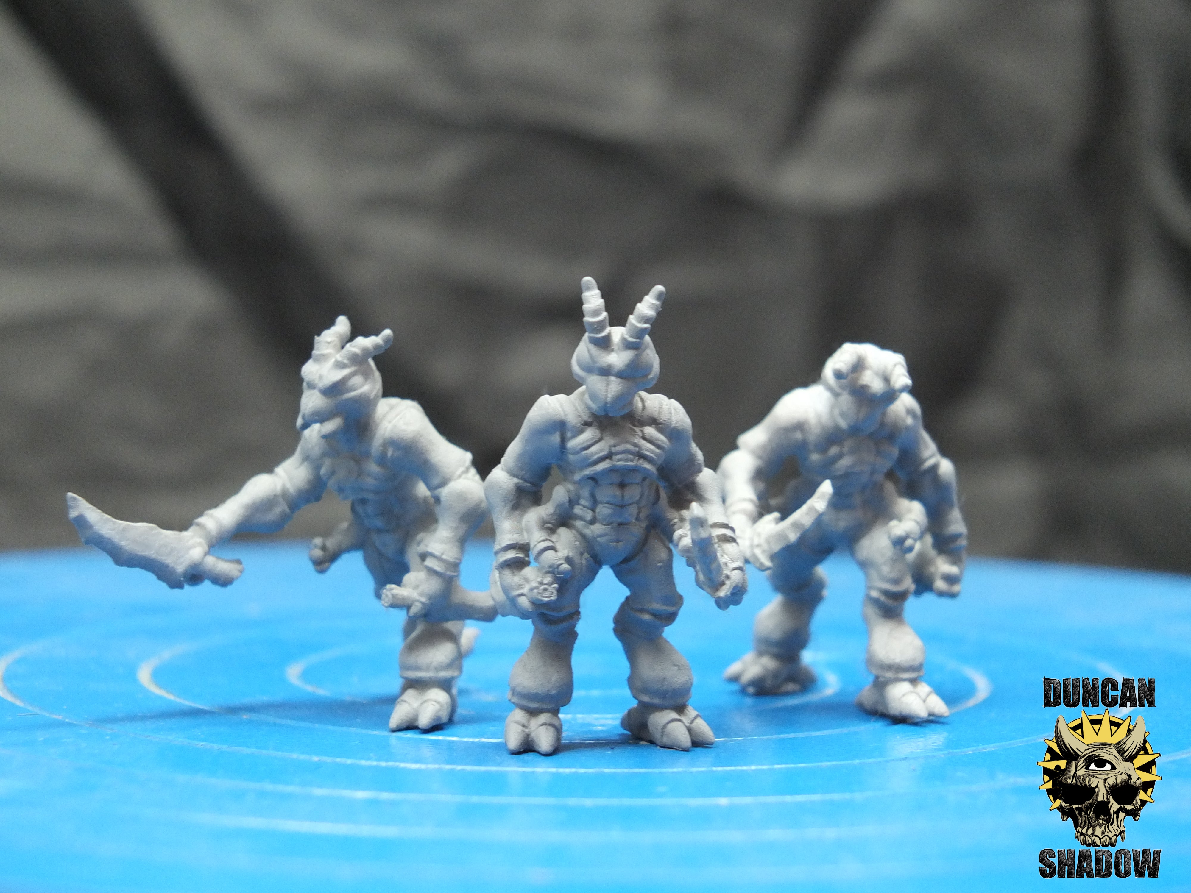 Insectoides Thri-Keen con dagas | Sombra de Duncan | Compatible con Dragones y Mazmorras y Pathfinder